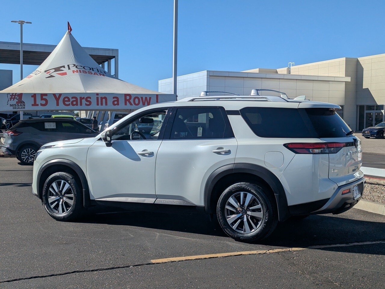 2022 Nissan Pathfinder SL photo 3