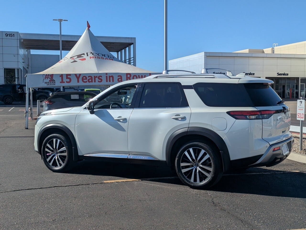 2023 Nissan Pathfinder Platinum photo 2