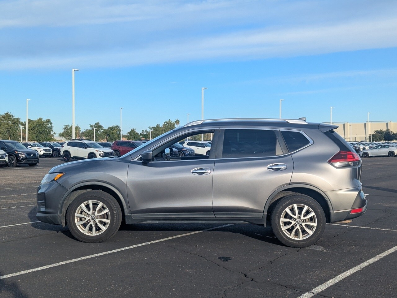 2019 Nissan Rogue SV photo 3