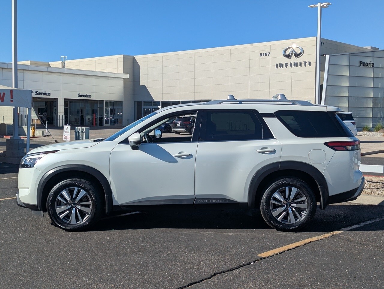 2022 Nissan Pathfinder SL photo 2