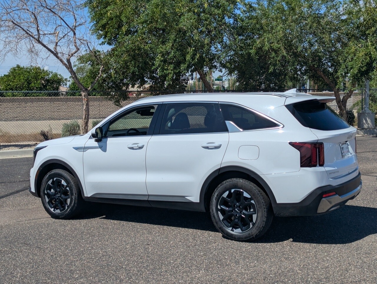 2024 Kia Sorento S photo 3