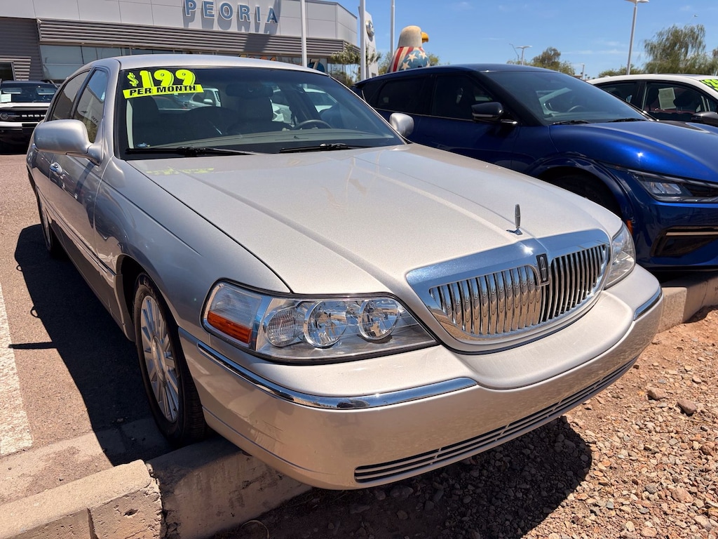 Used 2004 Lincoln Town Car Signature Sedan