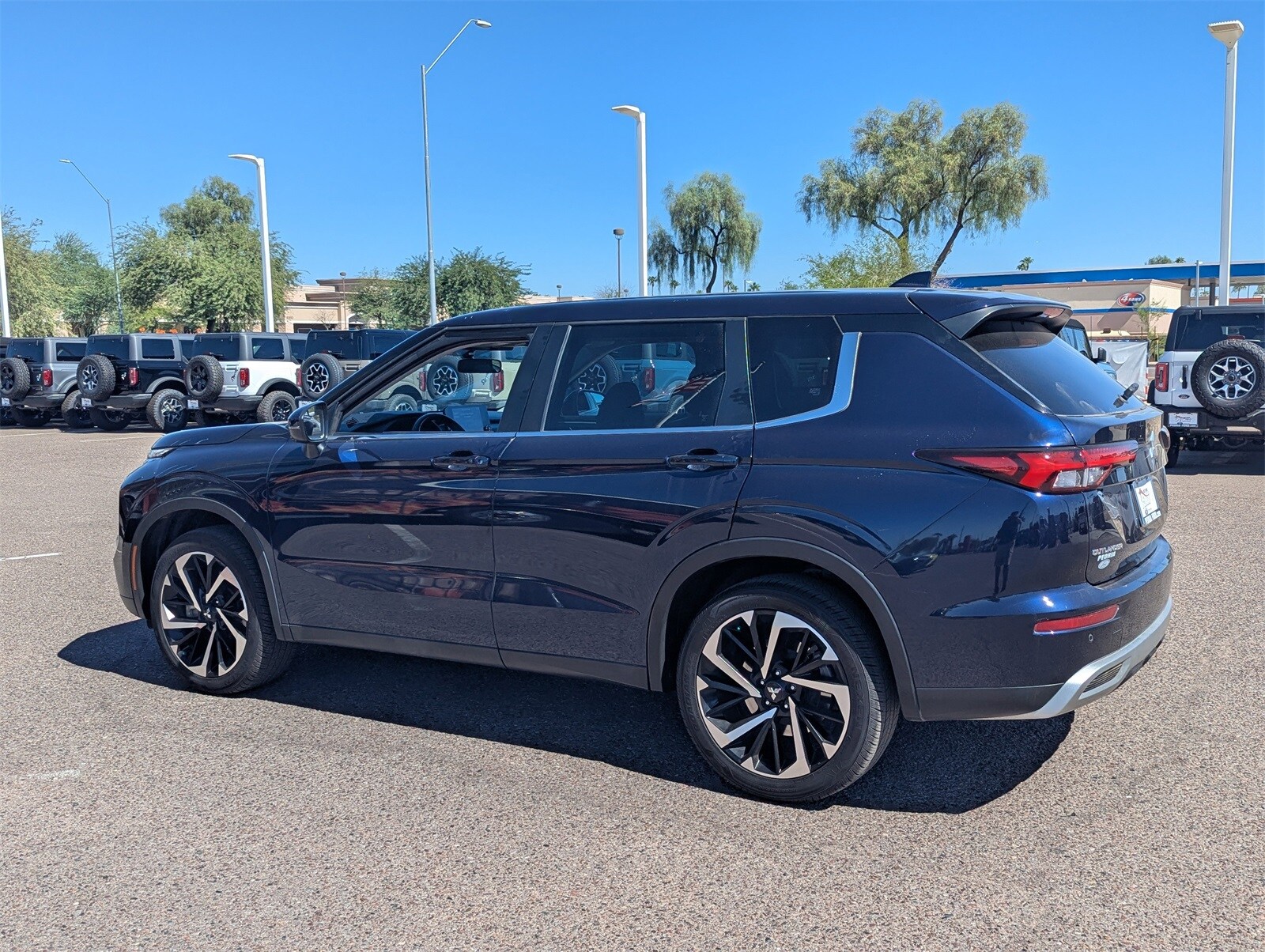 2023 Mitsubishi Outlander SE photo 3