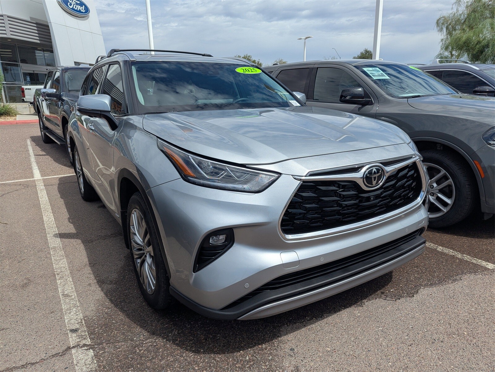 2025 Toyota Highlander Hybrid Platinum photo 2