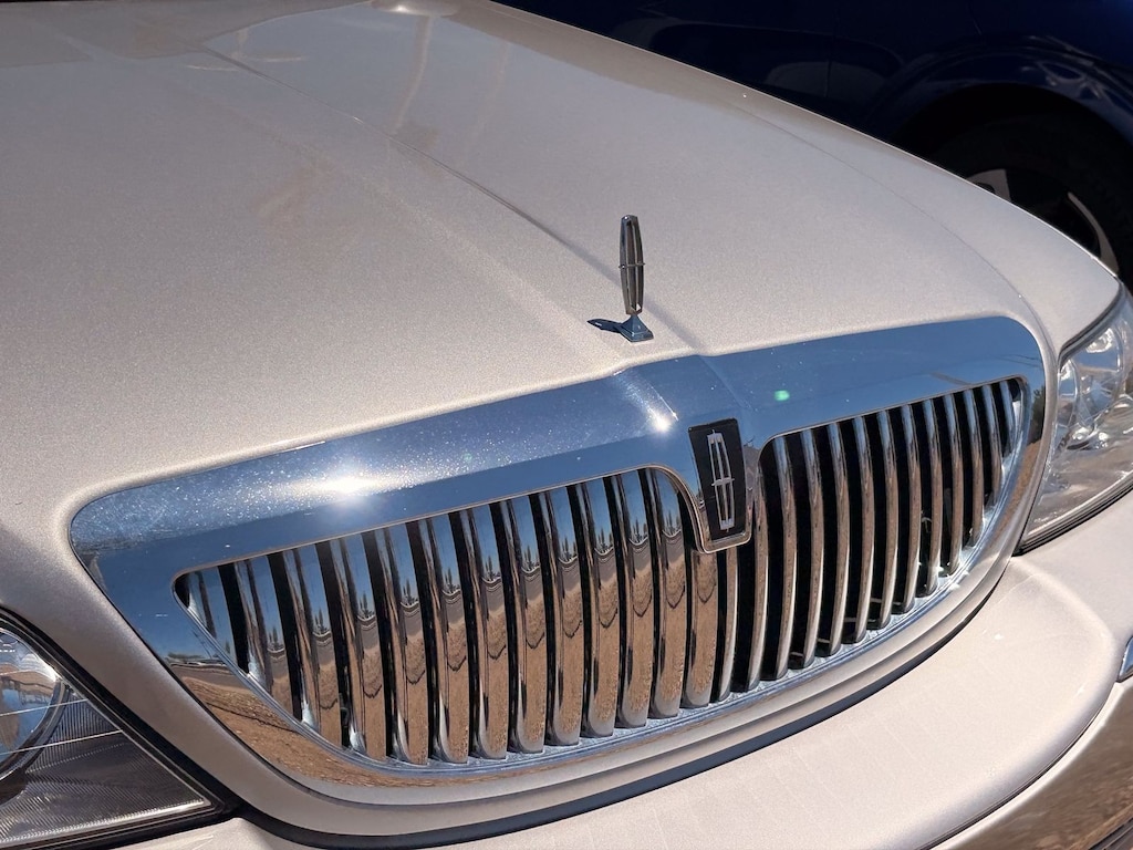 Used 2004 Lincoln Town Car Signature Sedan