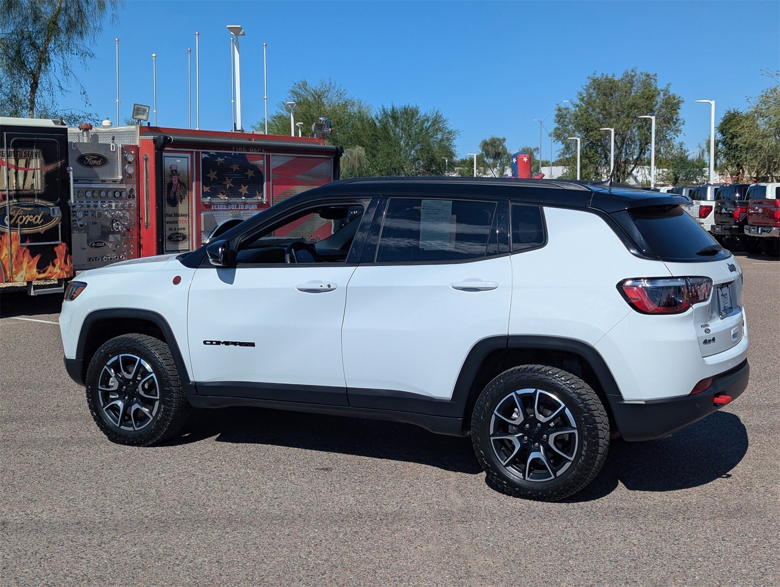 2024 Jeep Compass Trailhawk photo 2