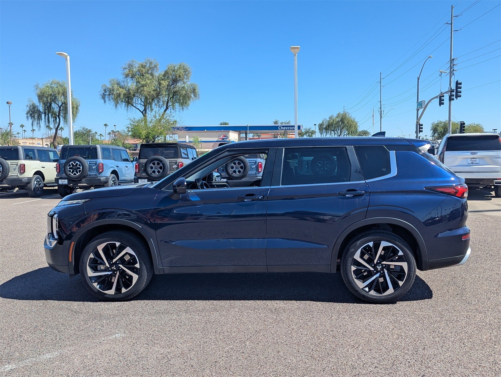 2023 Mitsubishi Outlander SE photo 2