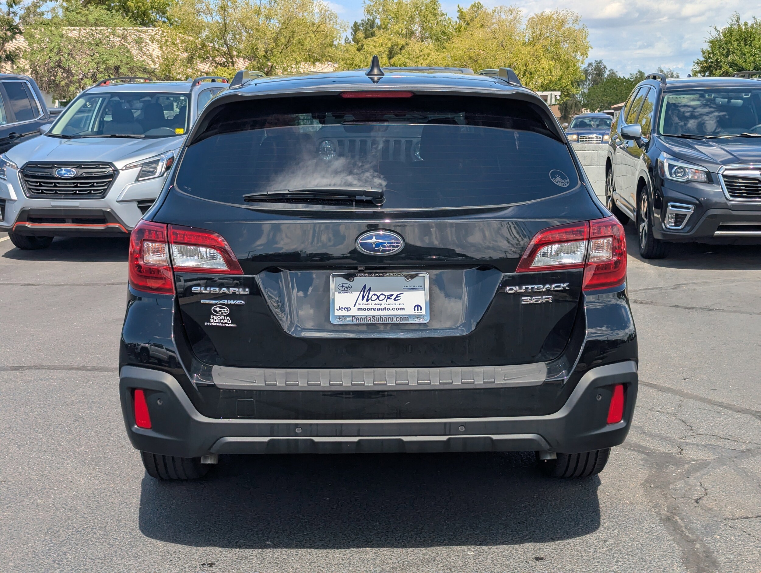 2018 Subaru Outback 3.6R Touring photo 2