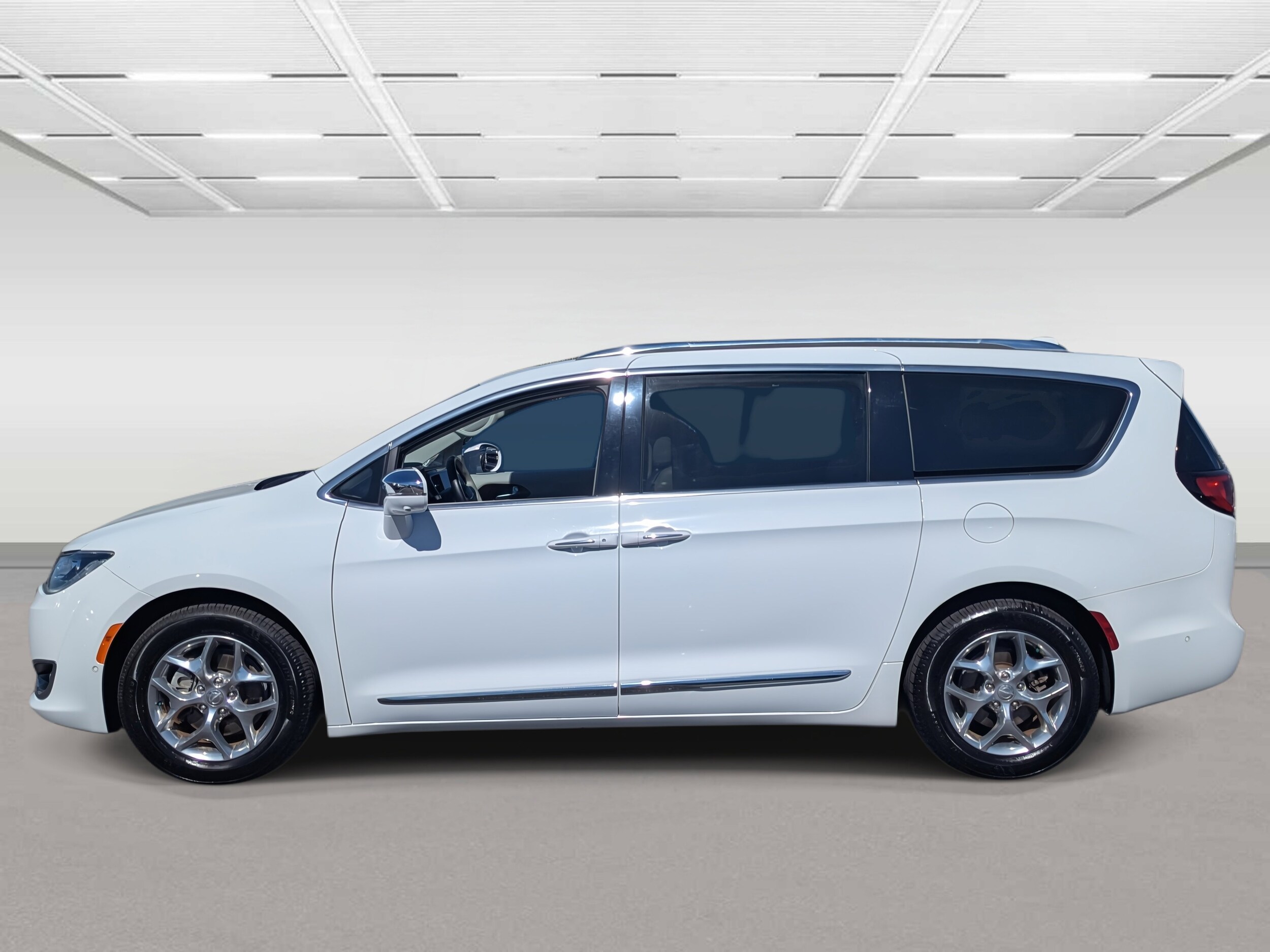 2018 Chrysler Pacifica Limited photo 2