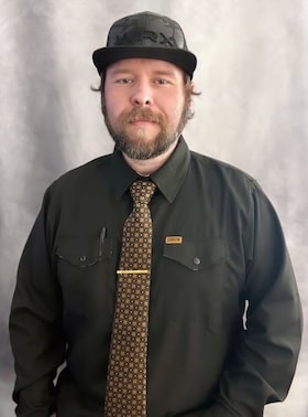 Staff member Jay from ID_5bfeee5cdb57