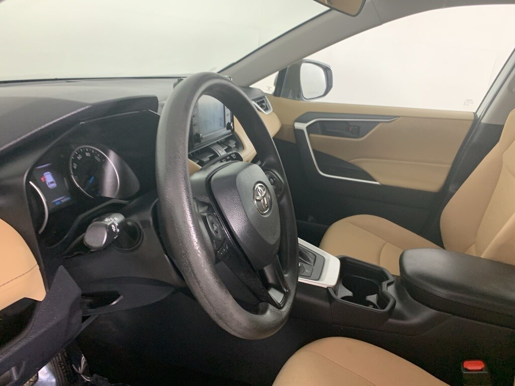 2020 Toyota RAV4 Hybrid LE photo 3