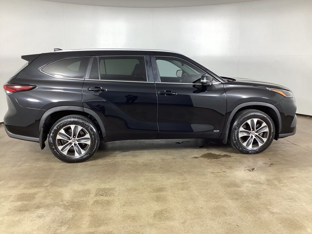 Used 2025 Toyota Highlander Hybrid XLE SUV