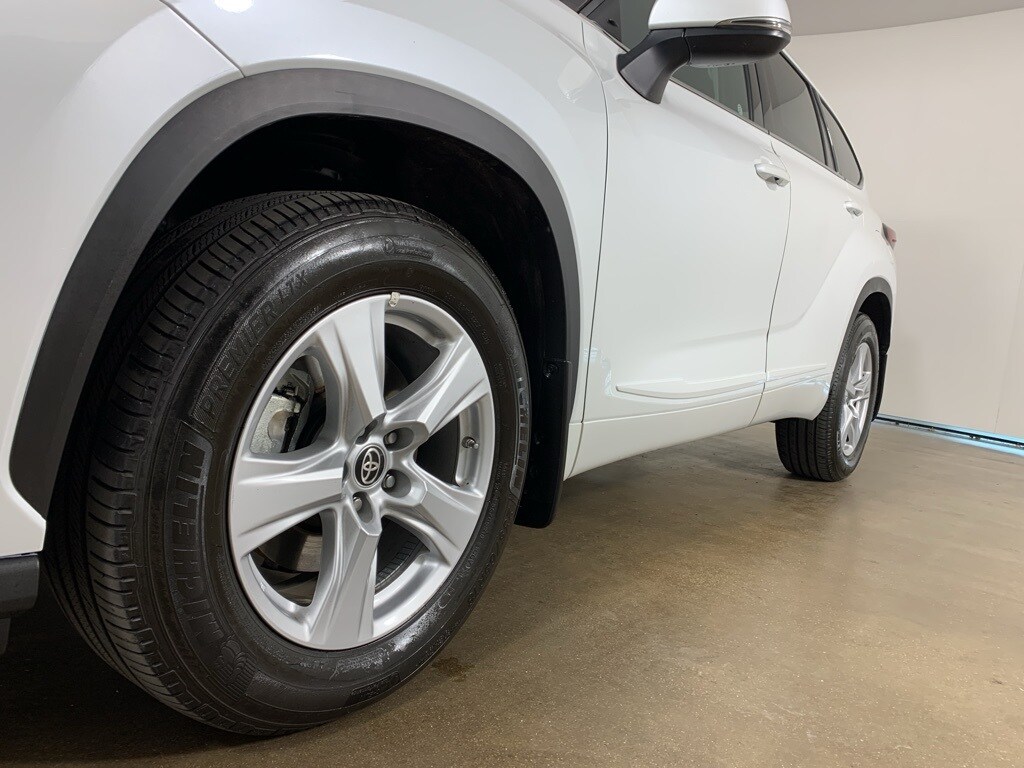 2022 Toyota Highlander LE photo 2