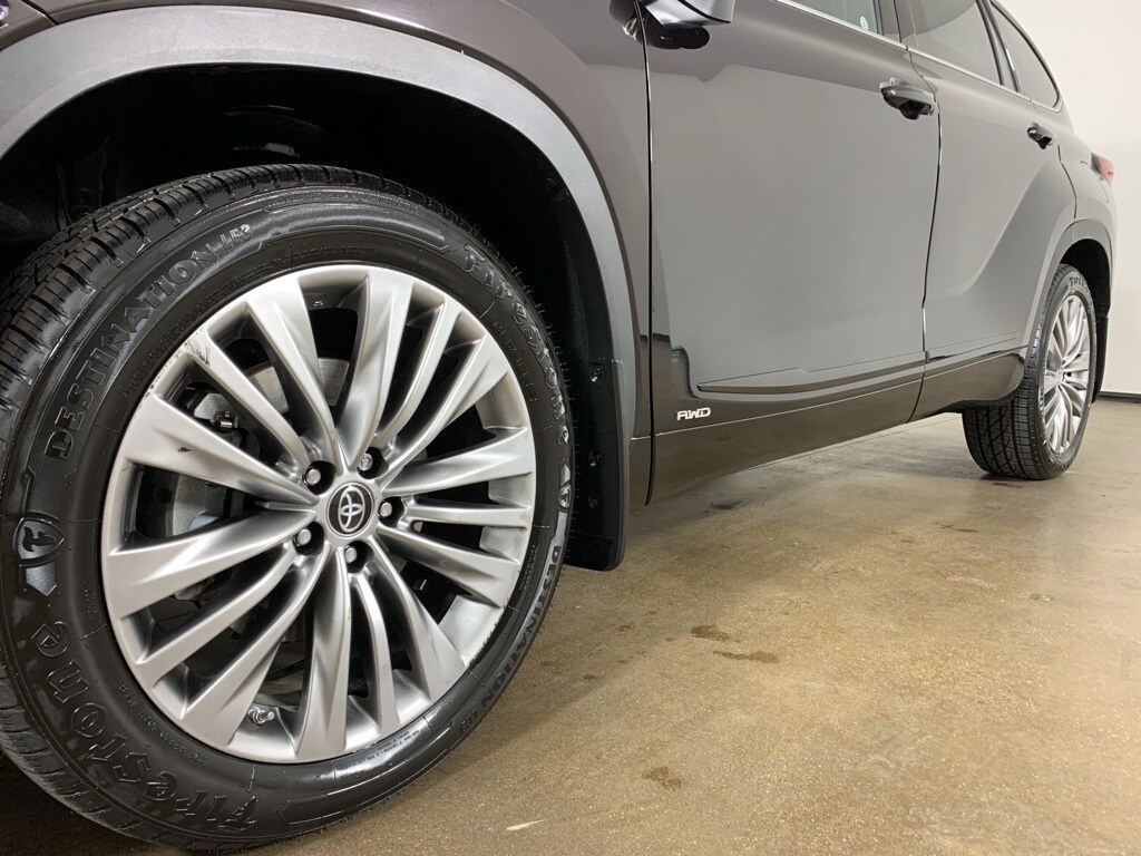 2022 Toyota Highlander Hybrid Platinum photo 2