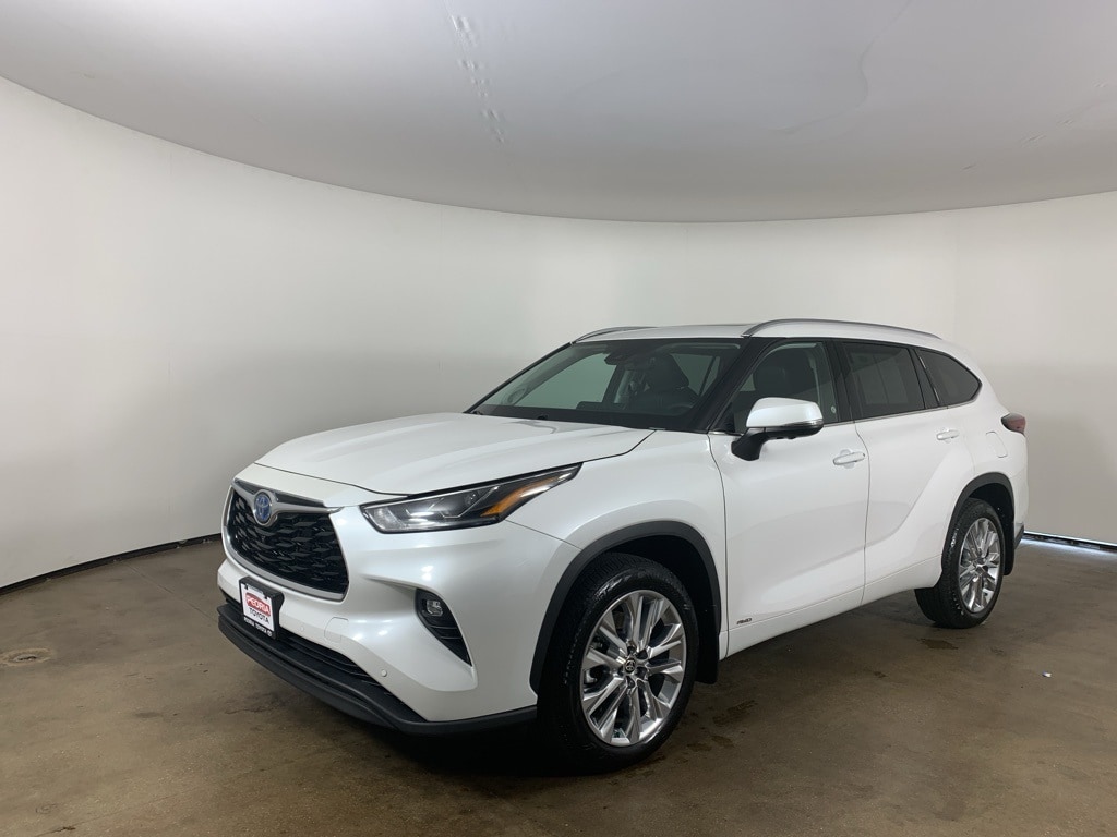 Used 2024 Toyota Highlander Limited with VIN 5TDXBRCH2RS616453 for sale in Peoria, IL