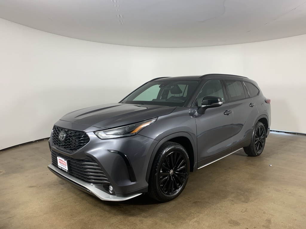 Used 2024 Toyota Highlander XSE with VIN 5TDKDRBH3RS543860 for sale in Peoria, IL
