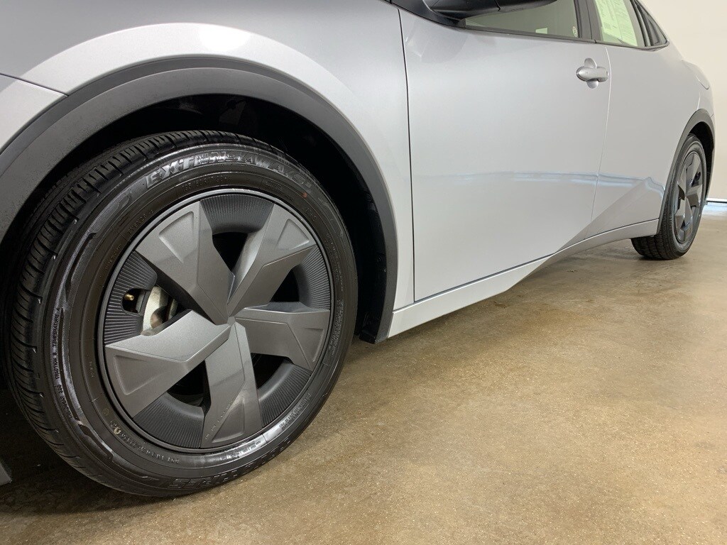 2023 Toyota Prius LE photo 2