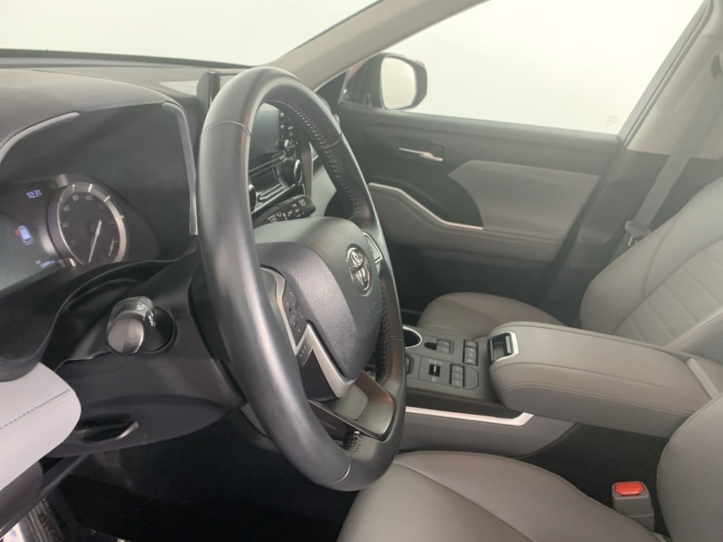 Used 2022 Toyota Highlander XLE with VIN 5TDGZRBHXNS588392 for sale in Peoria, IL
