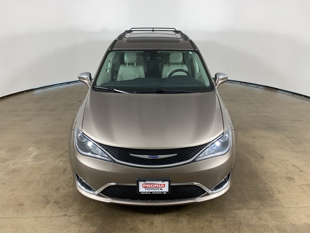 2017 Chrysler Pacifica Limited photo 3