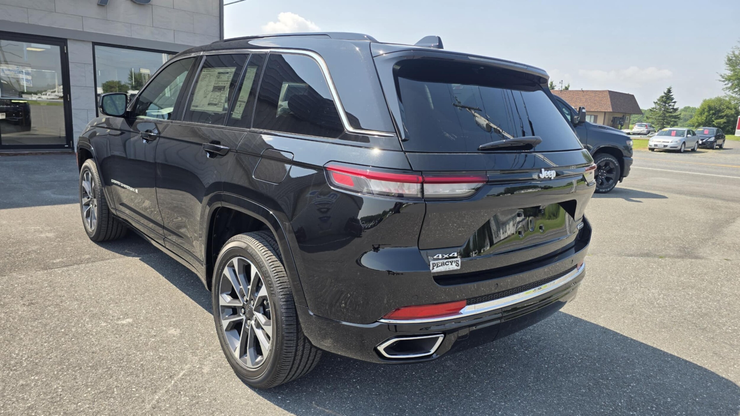 2025 Jeep Grand Cherokee Overland photo 4