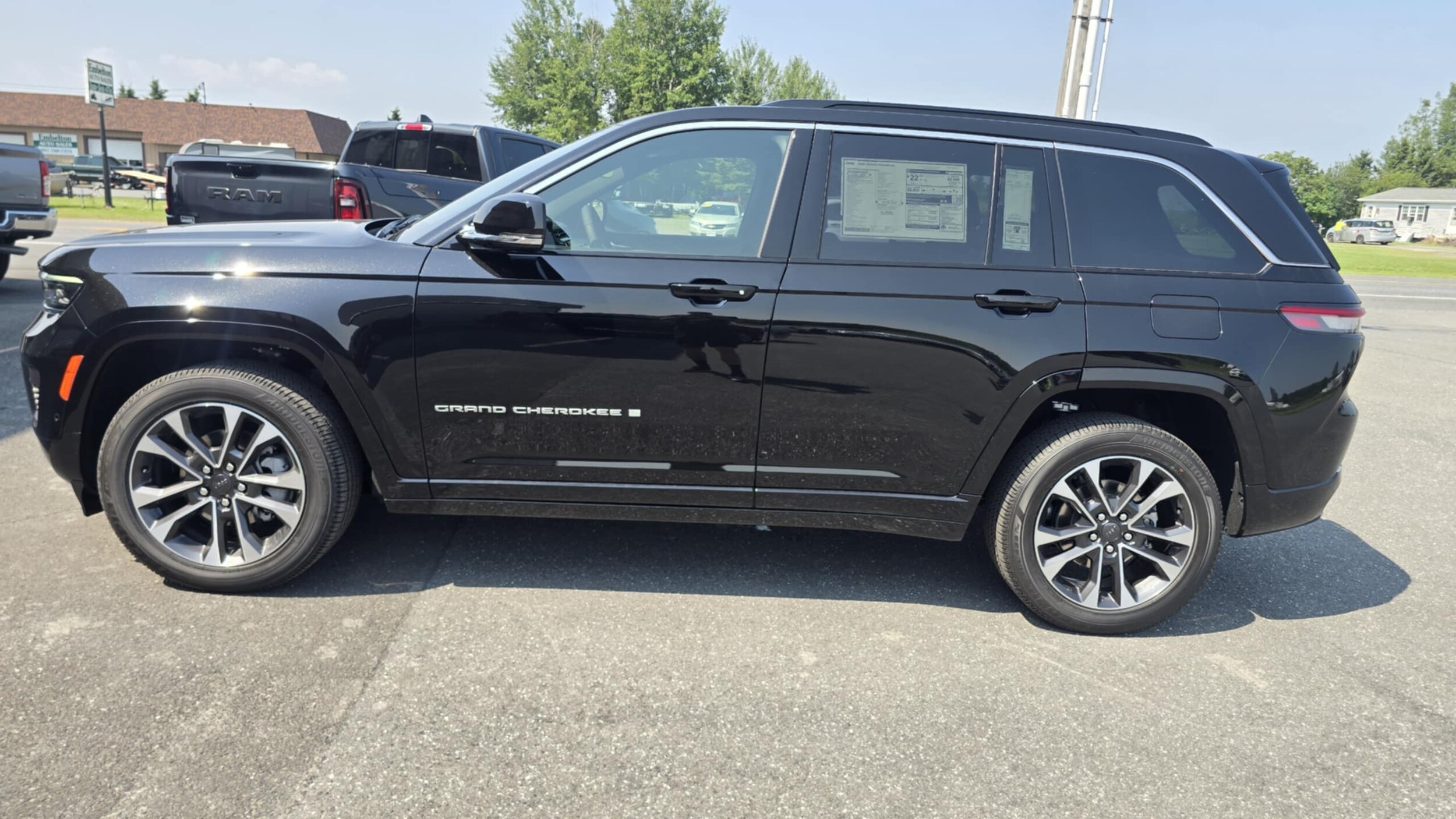 2025 Jeep Grand Cherokee Overland photo 2