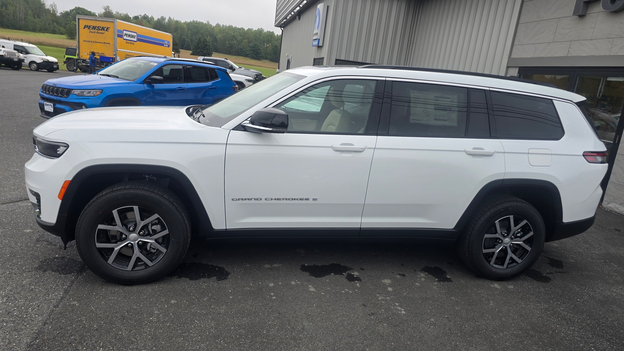 2025 Jeep Grand Cherokee Limited photo 2