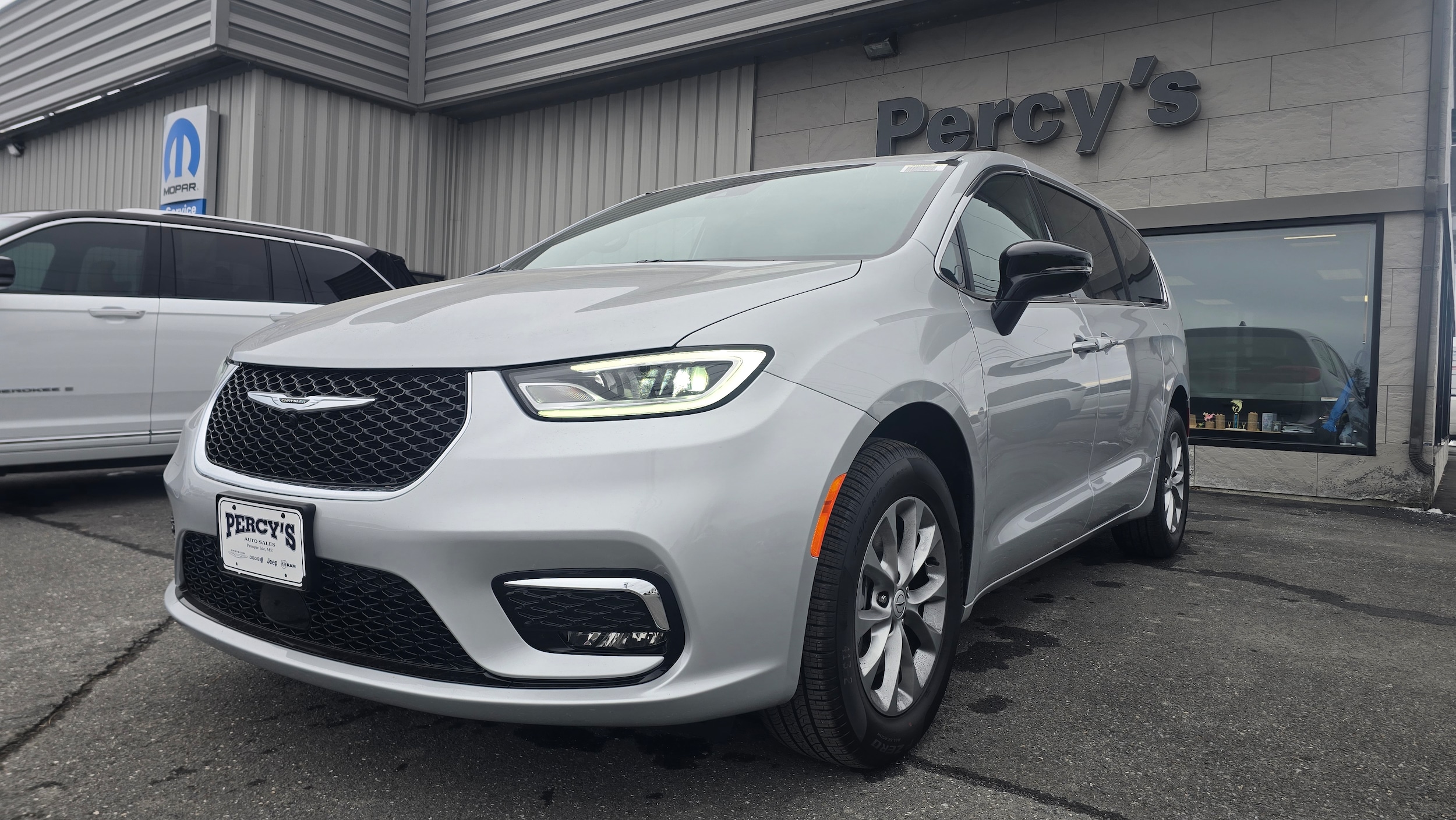 2026 Chrysler Pacifica Select's photo