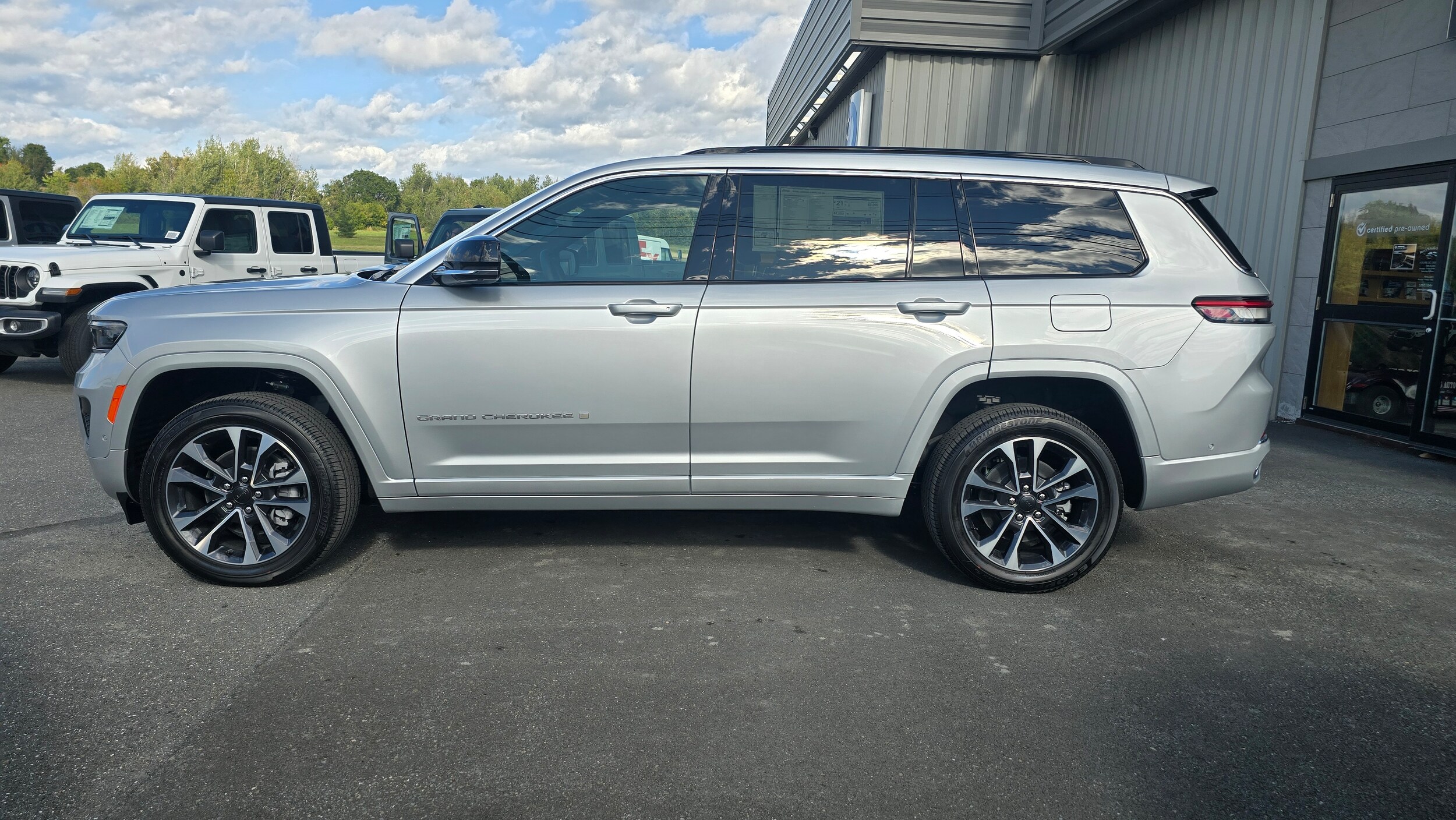 2024 Jeep Grand Cherokee Overland photo 2