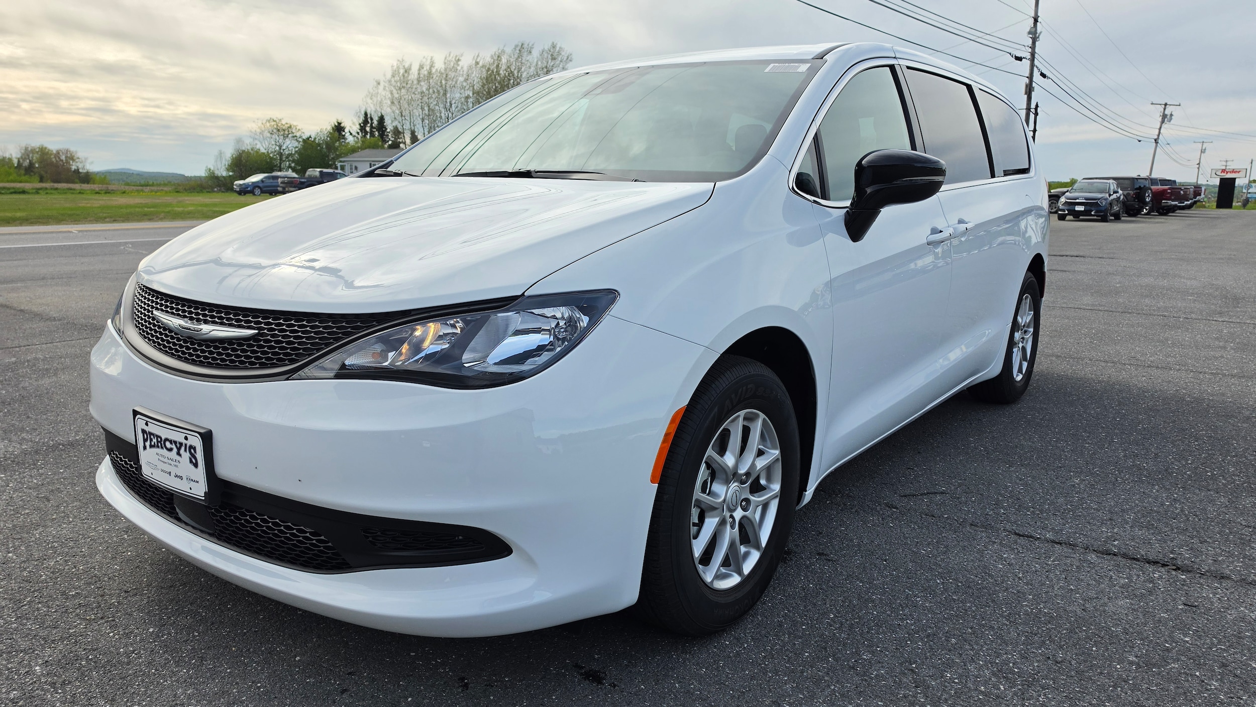 2026 Chrysler Voyager LX's photo