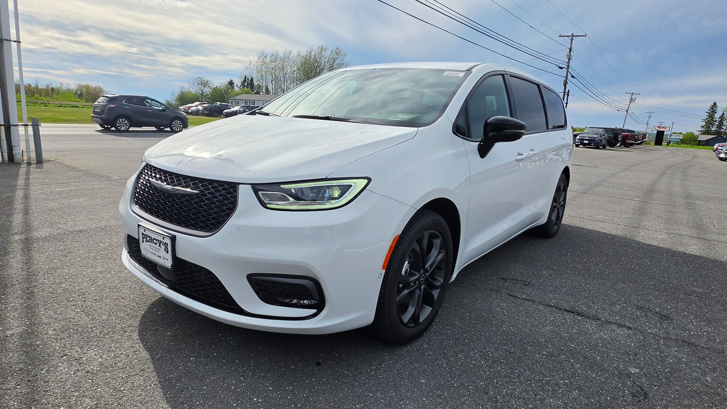 2026 Chrysler Pacifica Select's photo