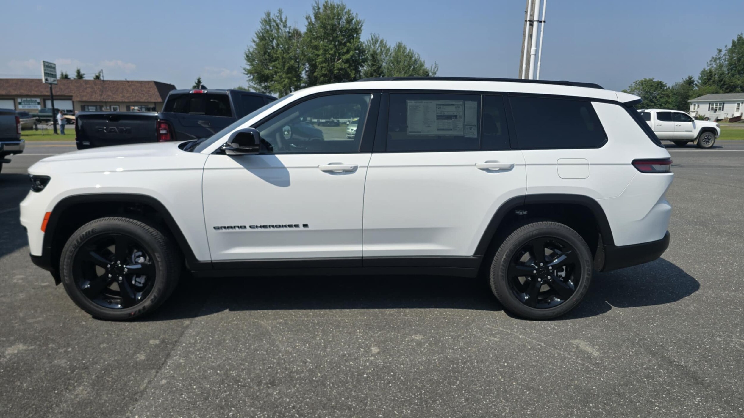 2025 Jeep Grand Cherokee Altitude photo 2