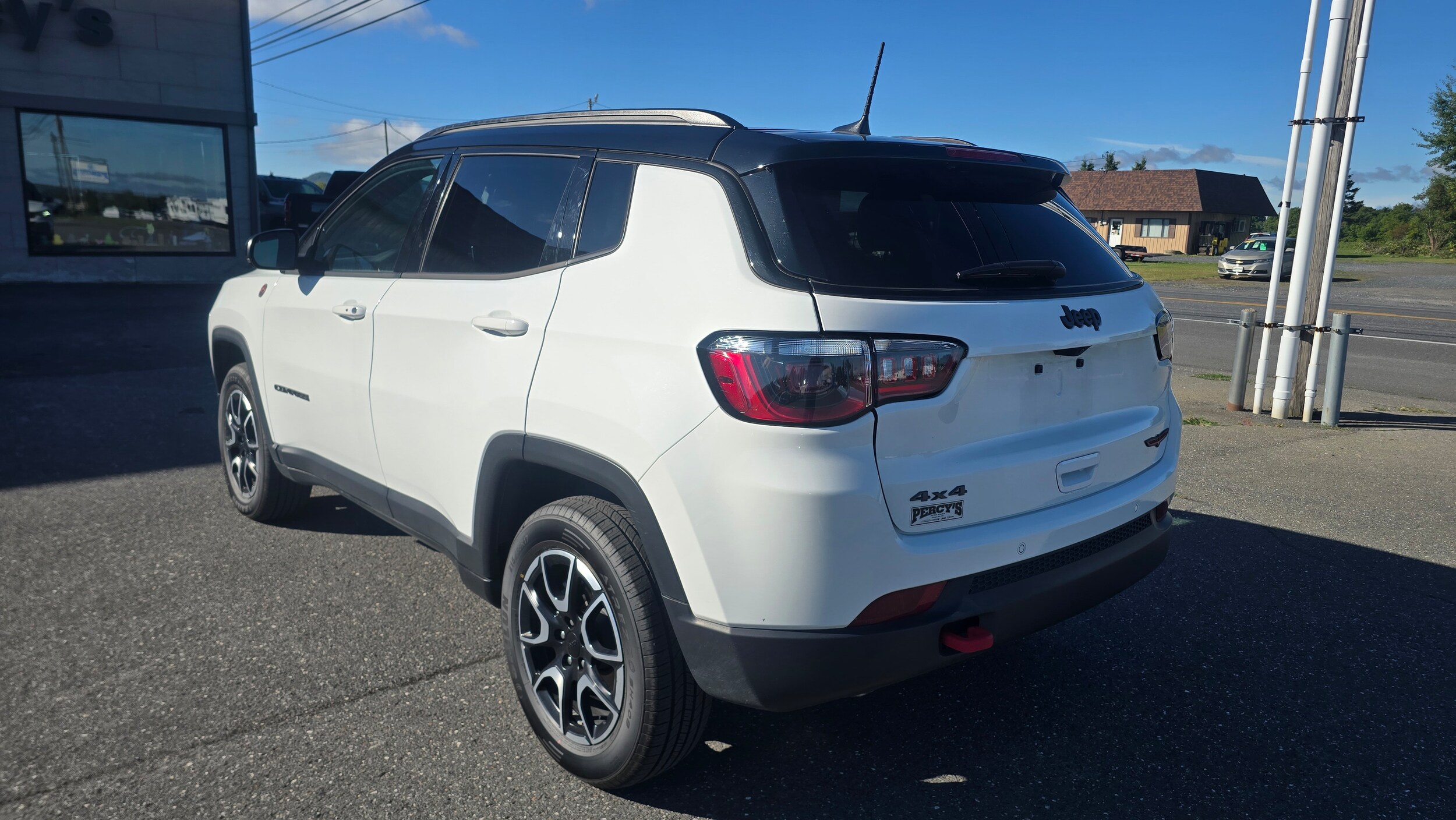 2024 Jeep Compass Trailhawk photo 2