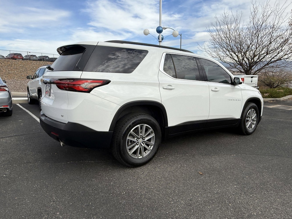 2023 Chevrolet Traverse Cloth 1LT photo 2