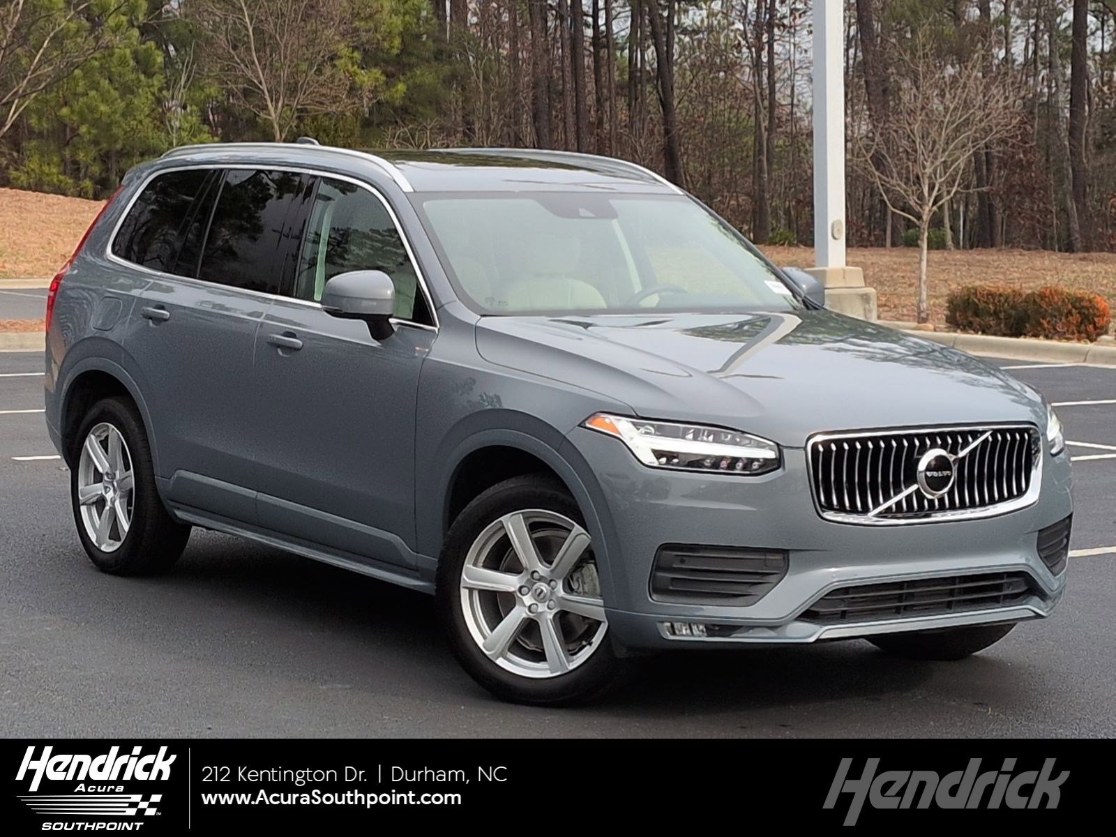 2022 Volvo XC90 Momentum's photo