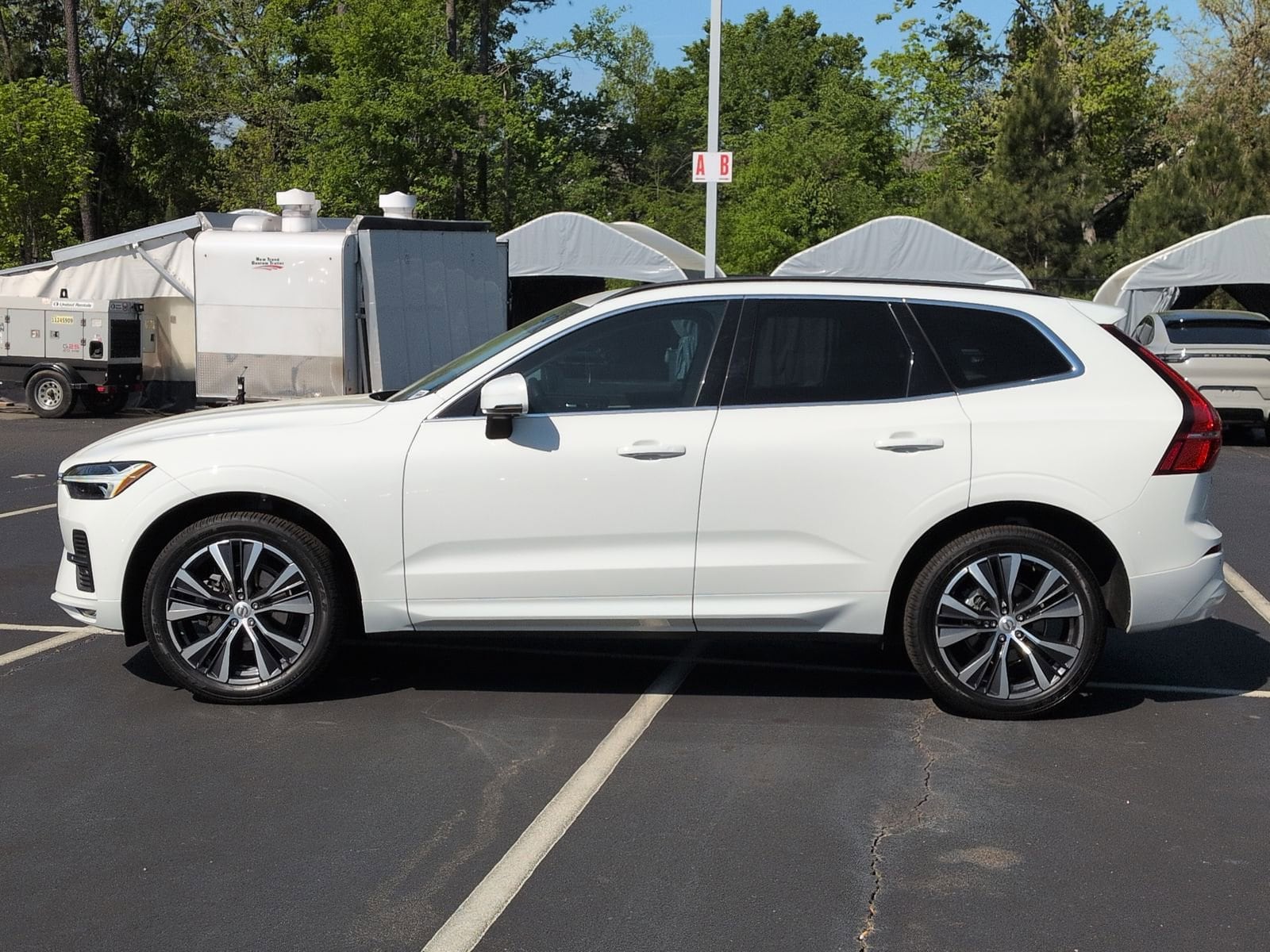 2022 Volvo XC60 Momentum photo 6