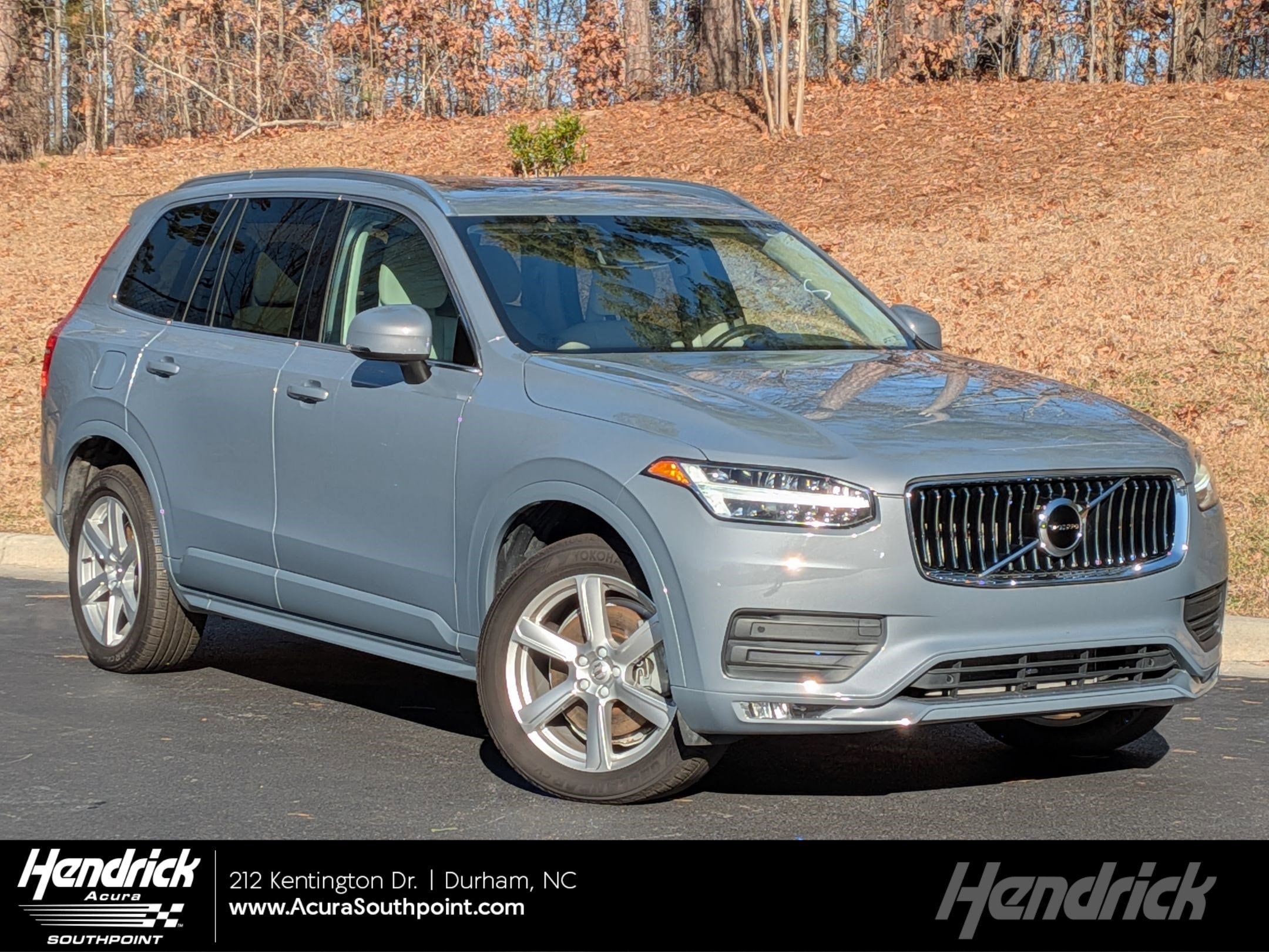 2022 Volvo XC90 Momentum's photo