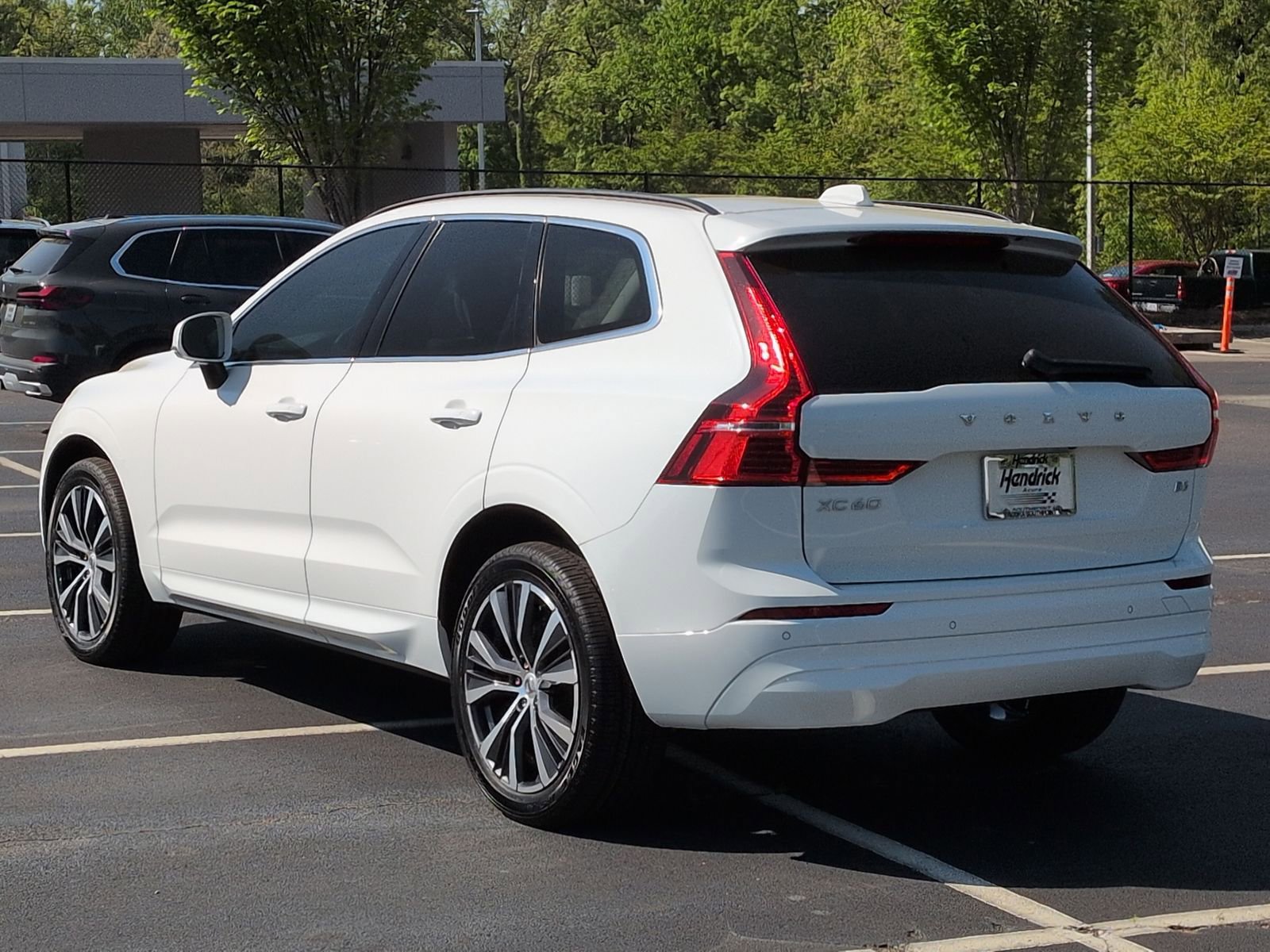 2022 Volvo XC60 Momentum photo 3