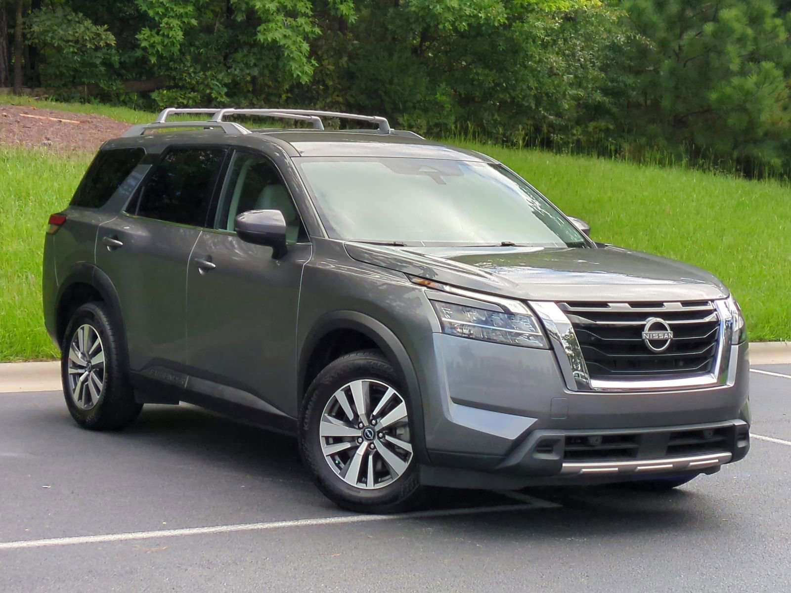 2023 Nissan Pathfinder SL photo 2