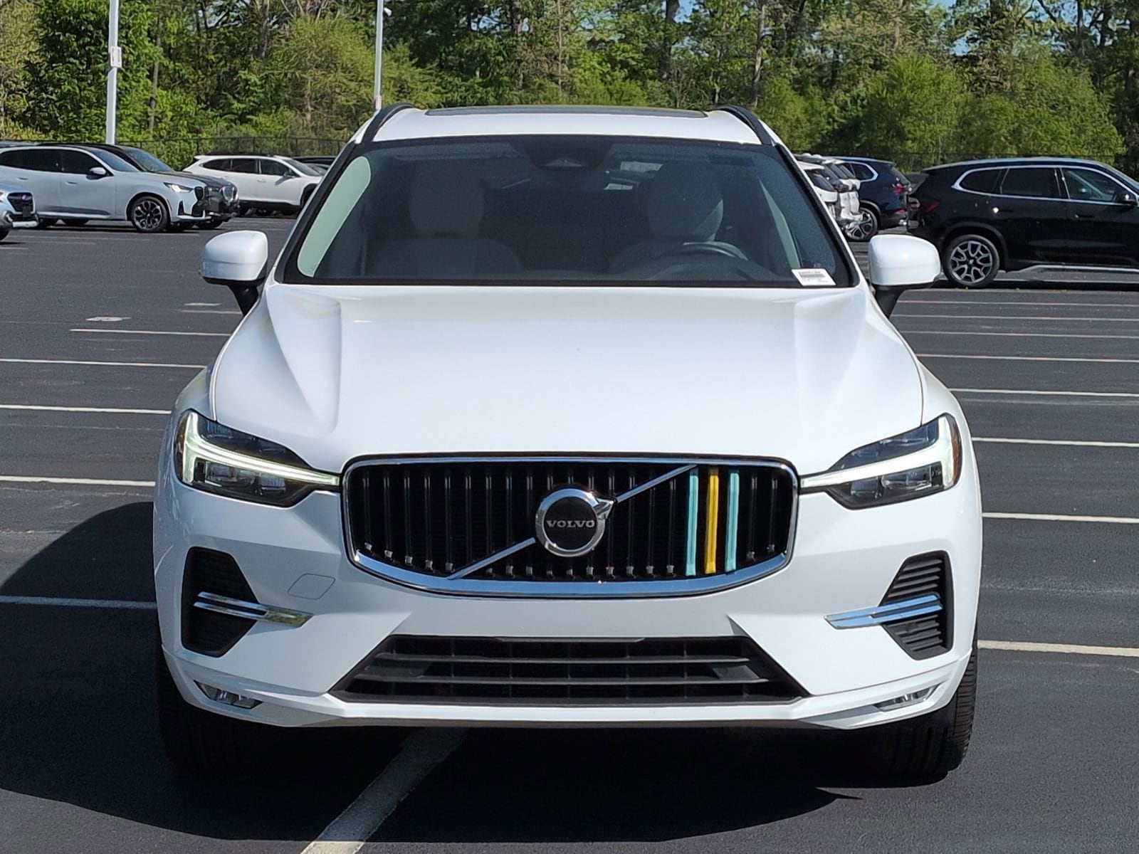 2022 Volvo XC60 Momentum photo 2