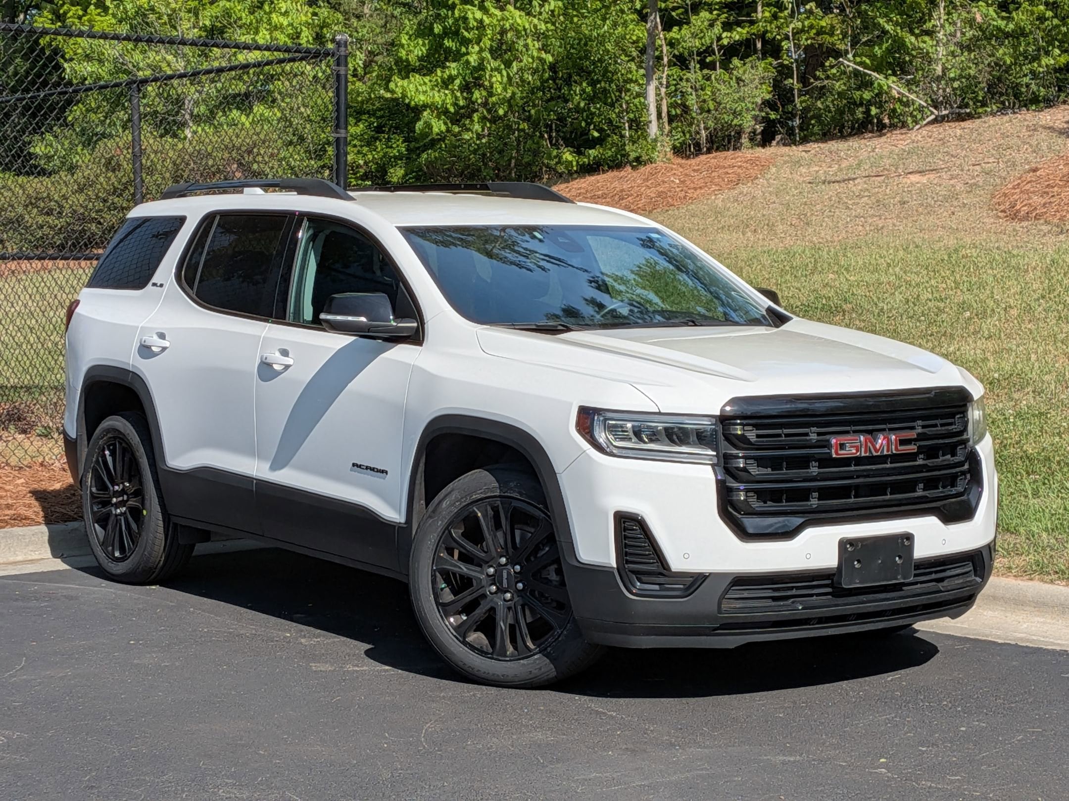 2023 GMC Acadia SLE photo 2