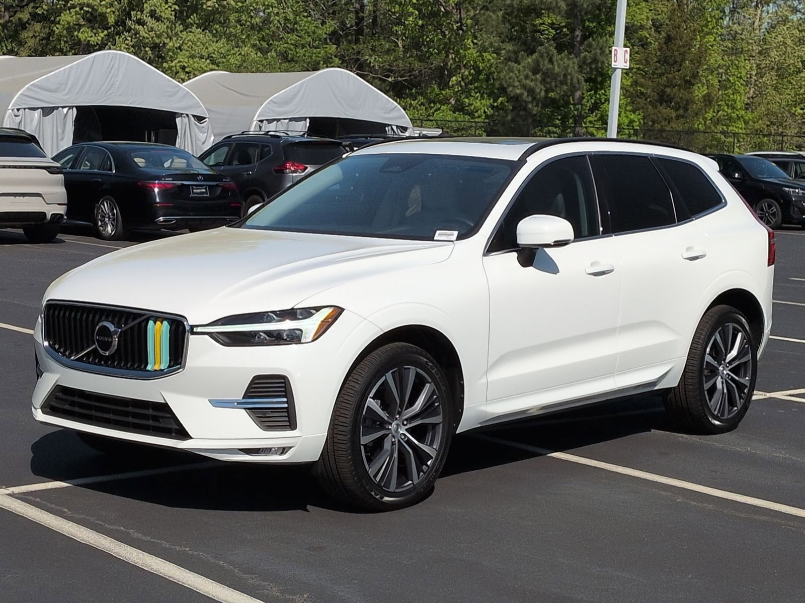 2022 Volvo XC60 Momentum photo 4