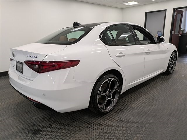 2022 Alfa Romeo Giulia Ti photo 3