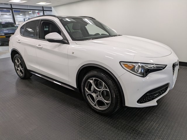 2022 Alfa Romeo Stelvio Ti photo 2