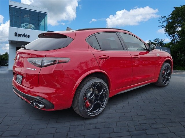 2024 Alfa Romeo Stelvio Quadrifoglio Sport photo 4