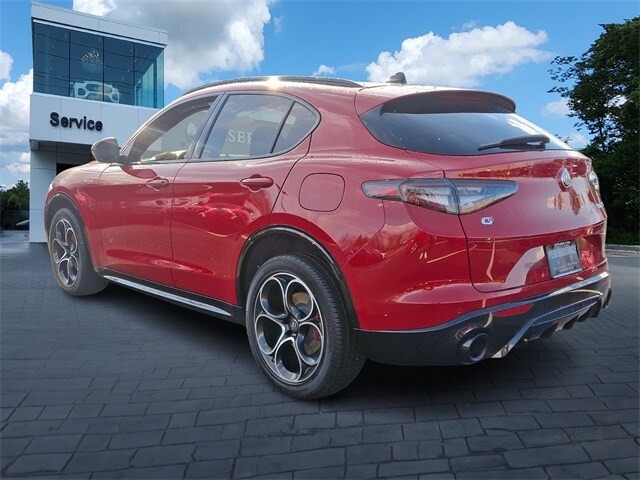 2024 Alfa Romeo Stelvio Ti photo 3