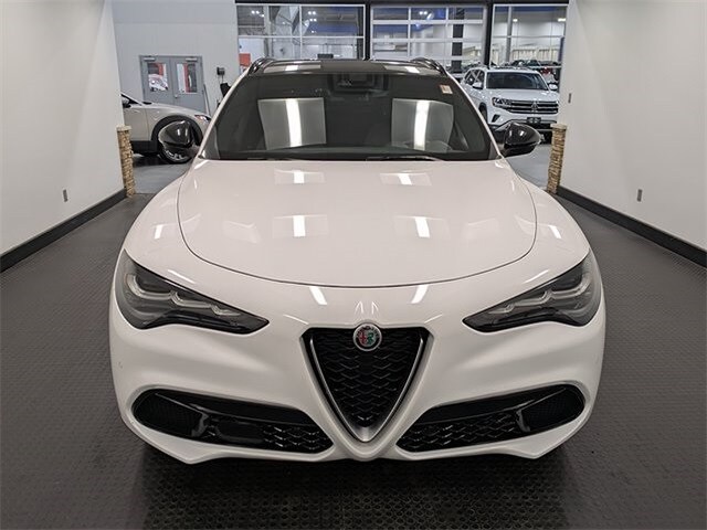 2024 Alfa Romeo Stelvio Ti photo 2