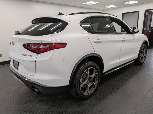 2023 Alfa Romeo Stelvio Ti photo 4