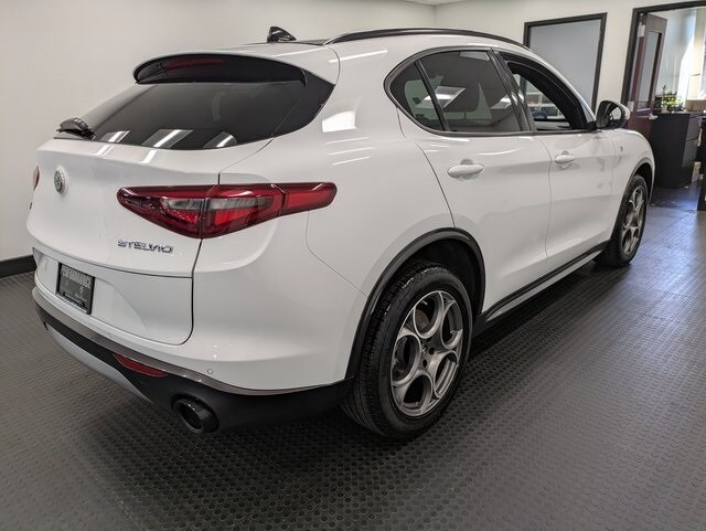 2022 Alfa Romeo Stelvio Ti photo 3
