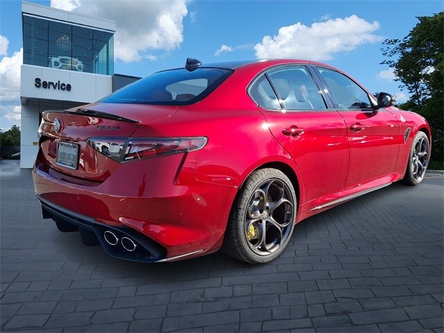 2024 Alfa Romeo Giulia Quadrifoglio photo 4