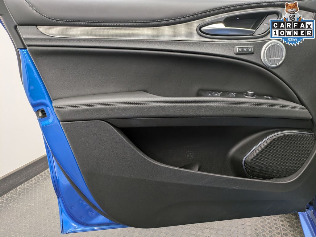 2023 Alfa Romeo Stelvio Veloce photo 3